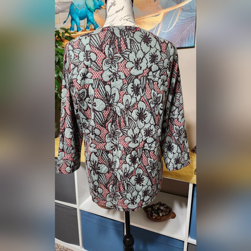 Cut Loose Medium Jacquard Textured Floral Print 3/4 Sleeve Boatneck Tee - Picture 7 of 9